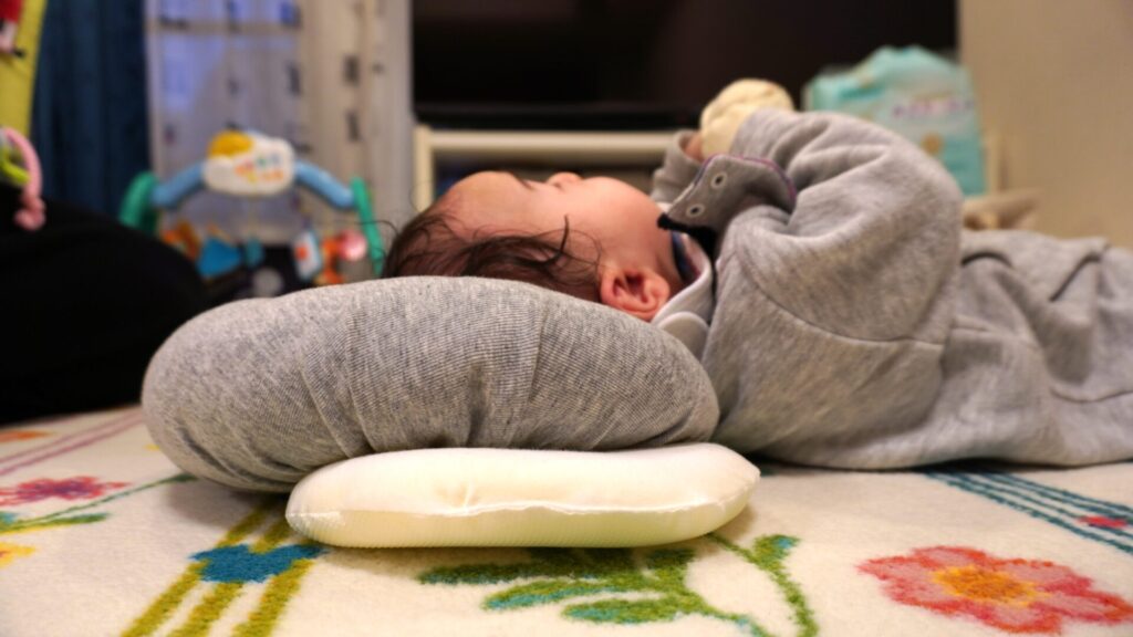 エスメラルダのドーナツ枕のインサートを使用している赤ちゃん